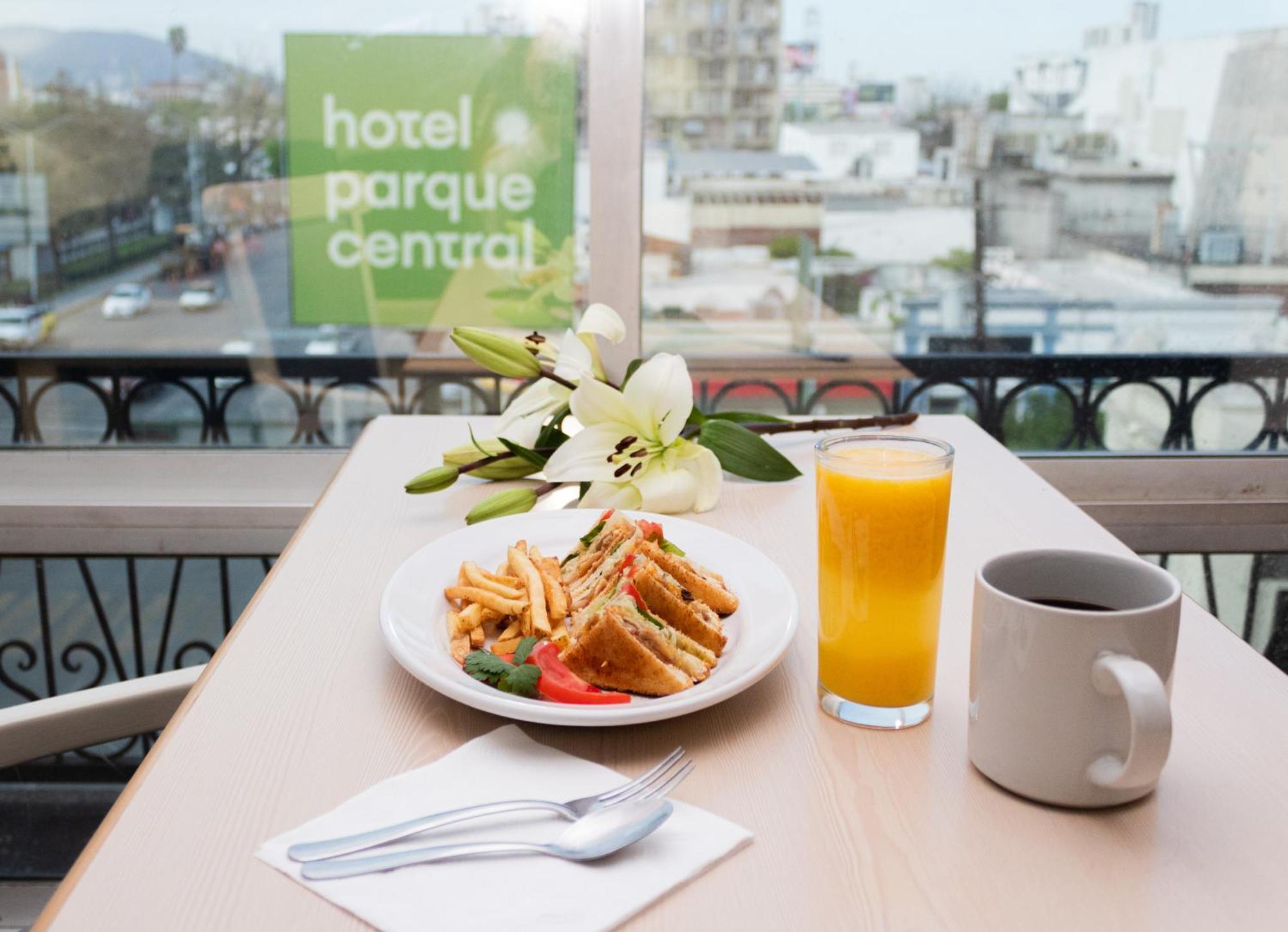 Hotel Parque Central Monterrey Bagian luar foto