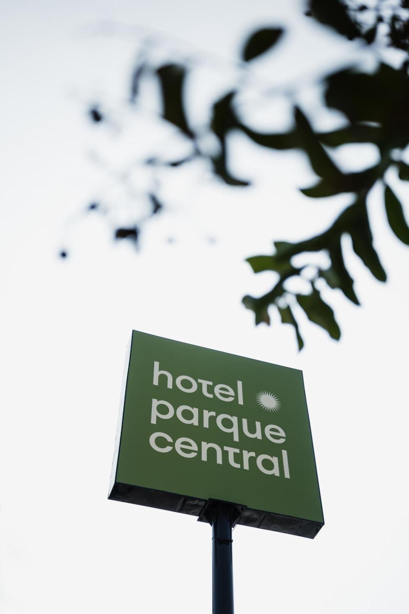 Hotel Parque Central Monterrey Bagian luar foto