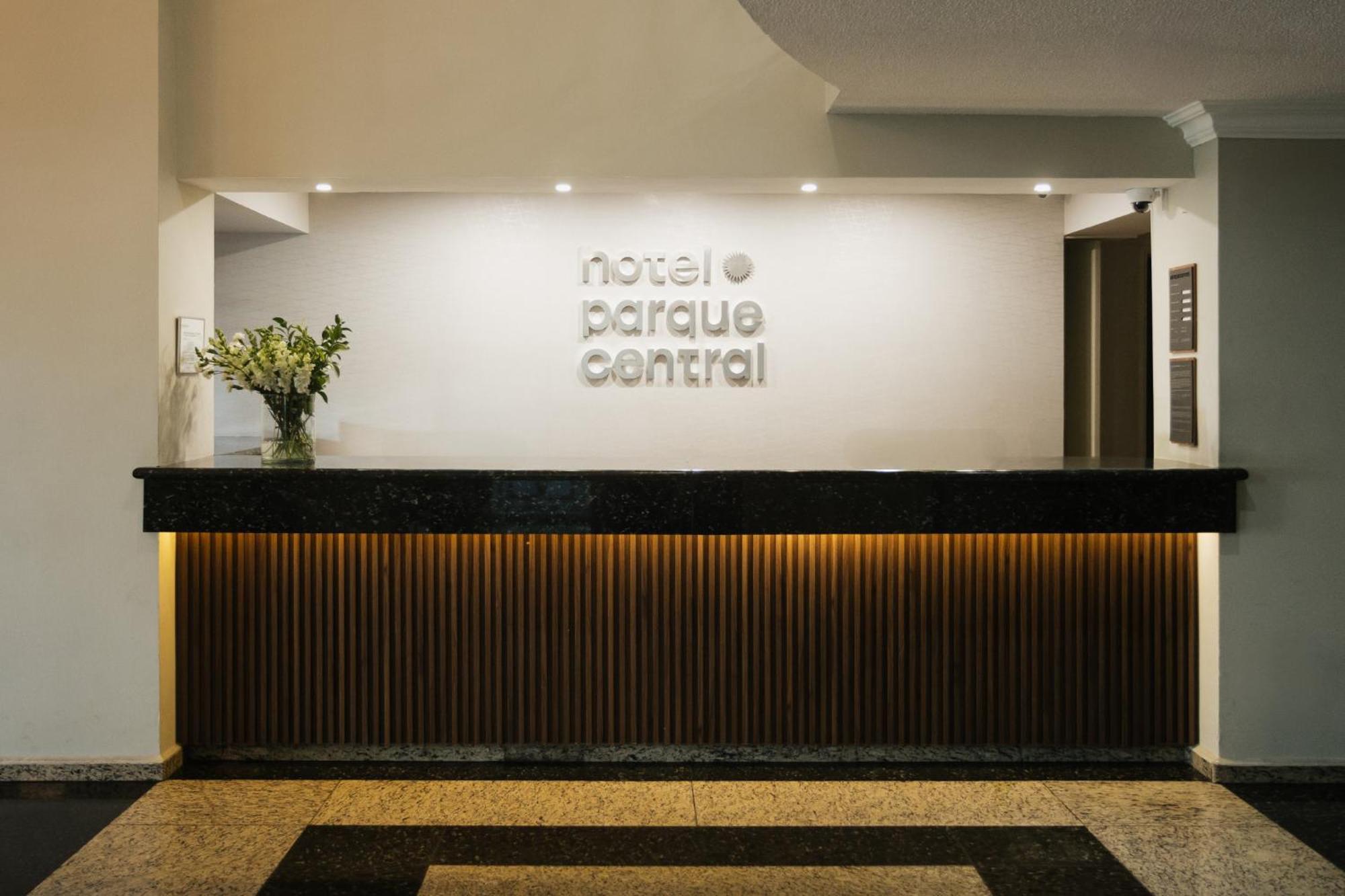 Hotel Parque Central Monterrey Bagian luar foto